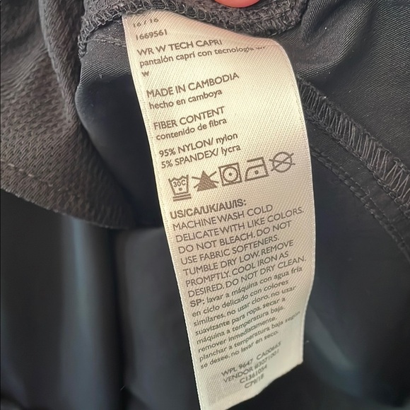 Eddie Bauer Women's 16 Black Tech Capri Pants Outdoor Hiking - Picture 3 of 9